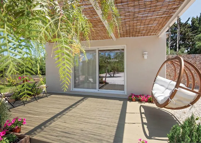 Ta Spitakia فيلة *